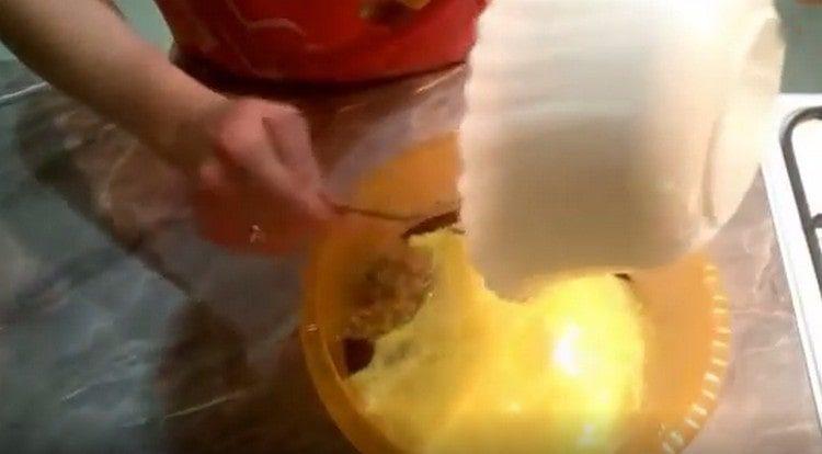 Beat the eggs and add to the liver mass.