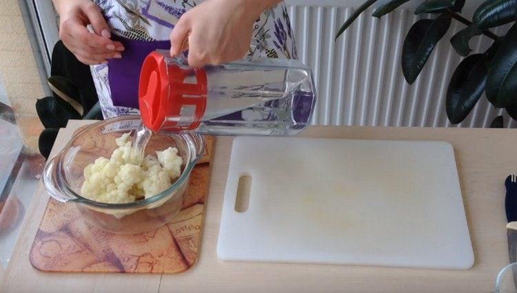 After cooking, pour the cabbage with cold water.
