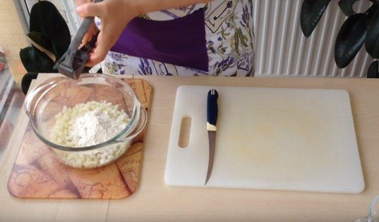 Squeeze the garlic into the cabbage mass.