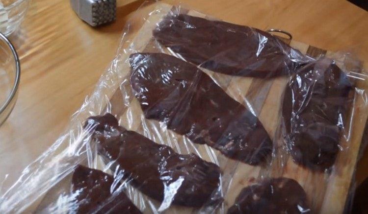 Close the liver with another piece of cling film.
