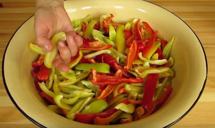Cut bell pepper into small slices.
