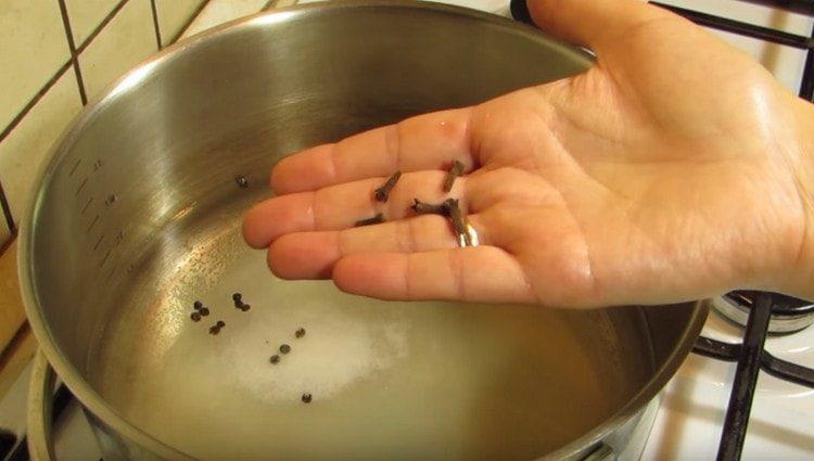 Add salt, sugar, peas, cloves.