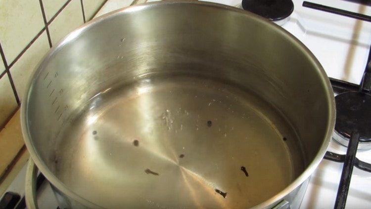 After boiling, remove the marinade from the heat.