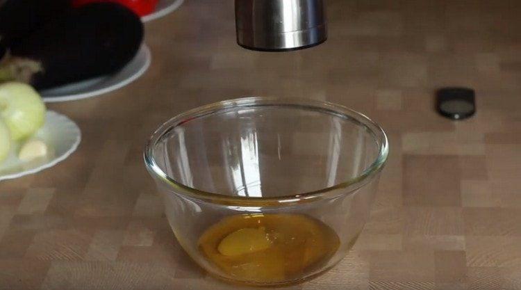 First, prepare a dressing for the dish.