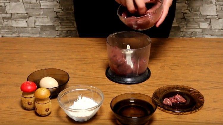 Cut the liver into pieces and put in a blender bowl.