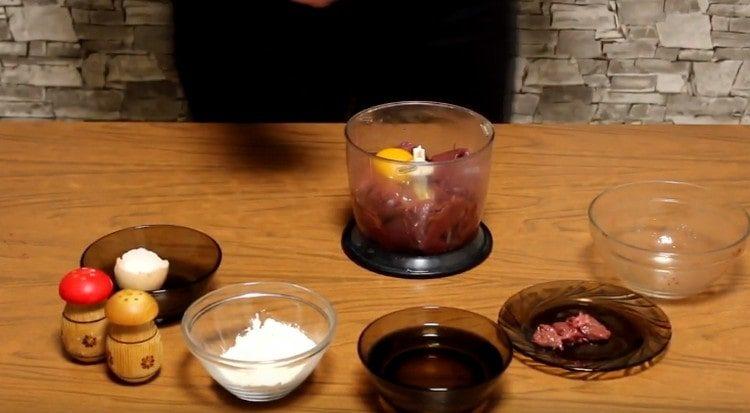 Add the egg to the liver and grind everything with a blender.