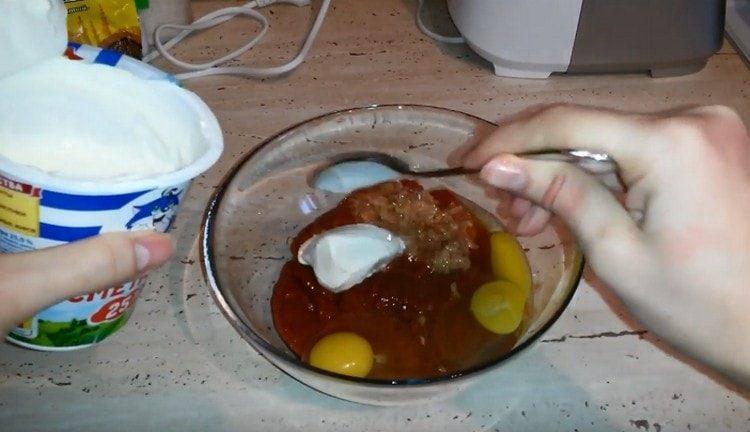 knock eggs into the liver mass, add sour cream.