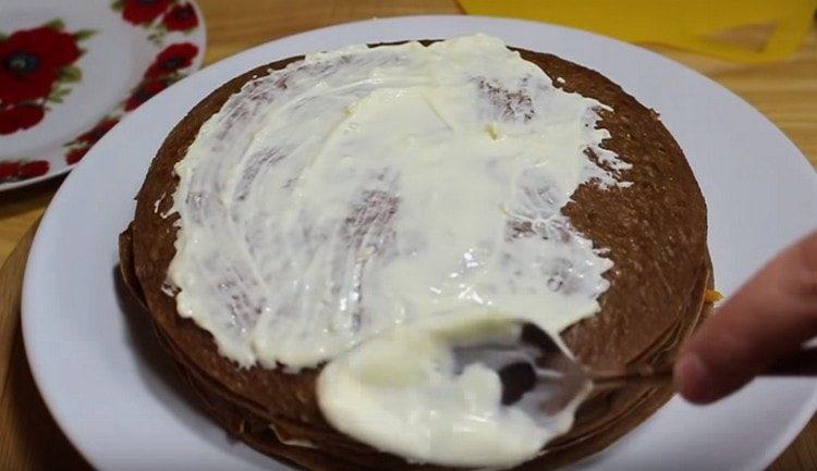 We collect the liver cake, top with mayonnaise.