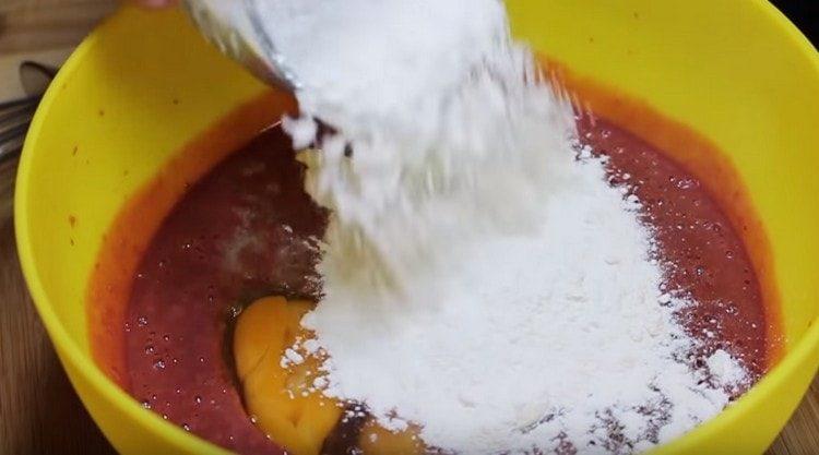 Add eggs, sour cream and flour to the liver mass.