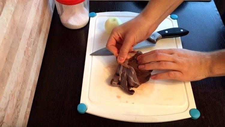 From the liver soaked in milk, carefully remove the top film.
