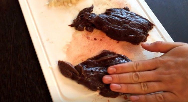 Cut the liver into thin sticks.