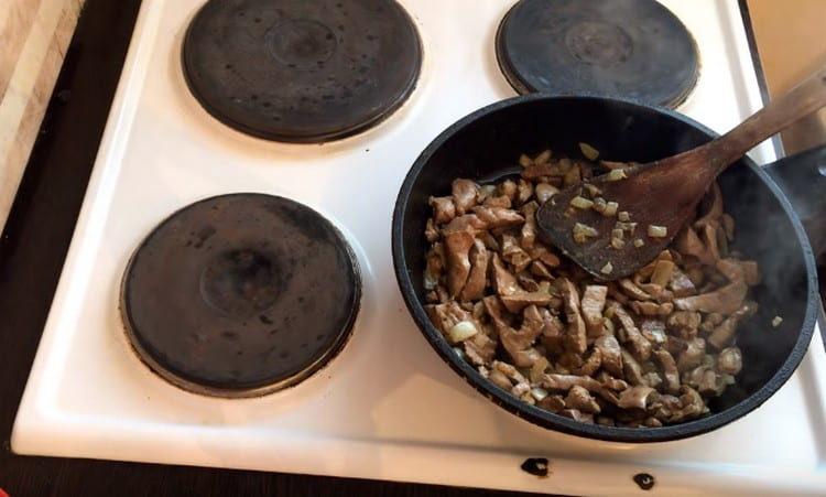 Add the liver to the pan.