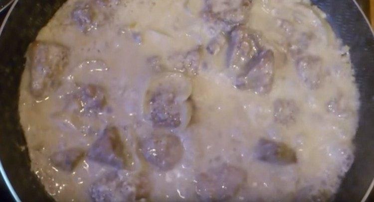 Tender liver in sour cream sauce will be an excellent addition to any side dish.
