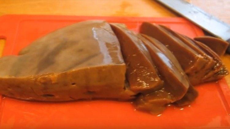 Cut the liver into pieces.