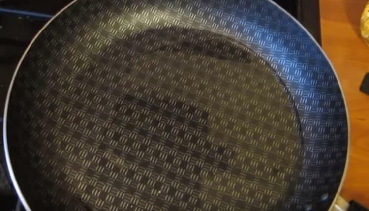 heat the vegetable oil in a pan.