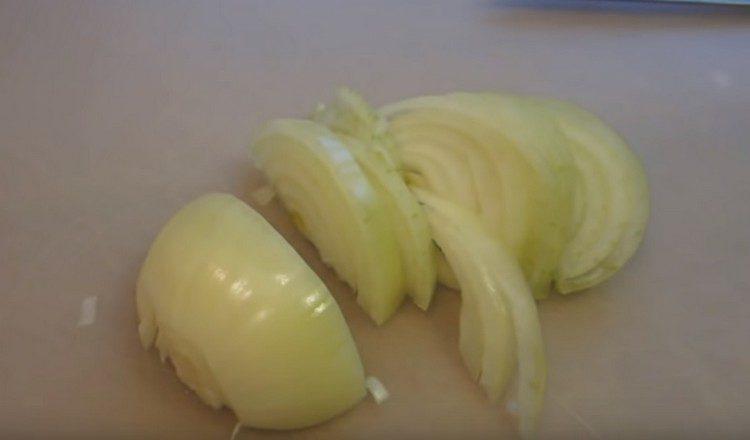 Cut the onion into half rings.