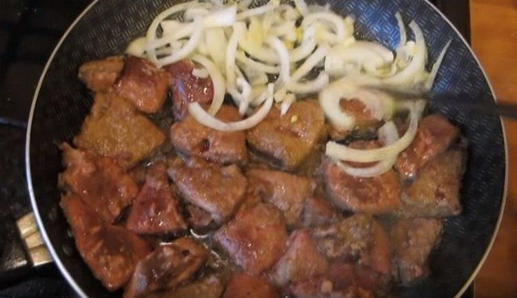 Add the onions to the pan to the liver.