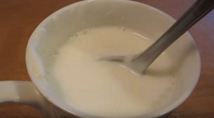 Mix sour cream with water.