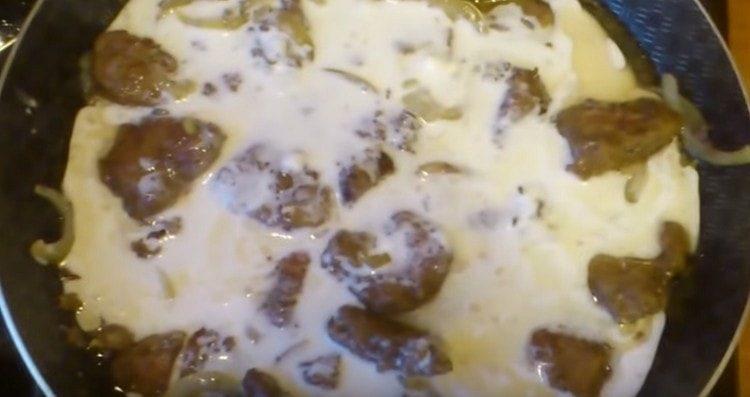 Pour over the liver with onion in a pan with sour cream sauce.