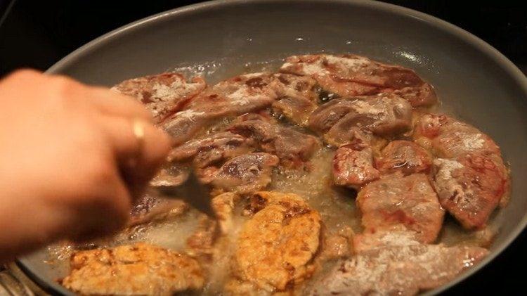In a separate pan, quickly fry the liver.
