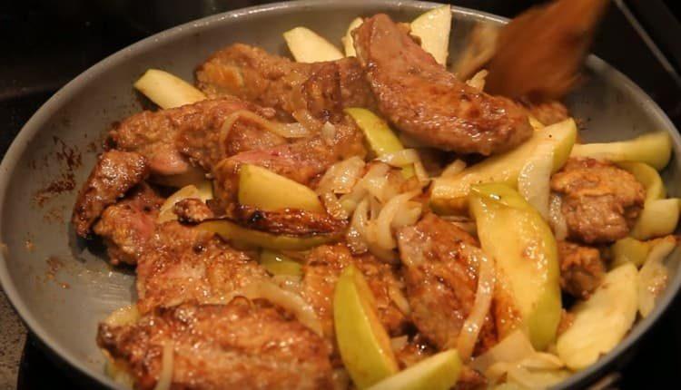 Beef liver stewed with onions and apples will delight you with a delicate taste and pleasant aroma.