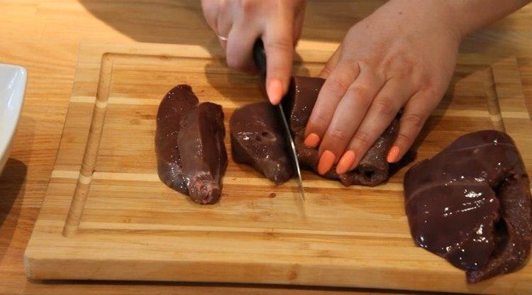 Cut the liver into pieces.