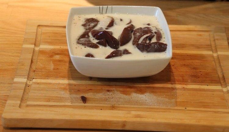 Fill the liver with milk and leave to stand.