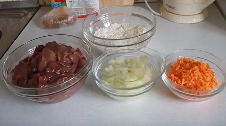 We cut the liver into pieces, we also cut the onions, three carrots on a grater.