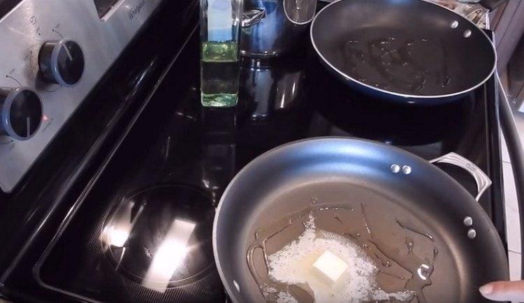 We heat the pan with vegetable and a slice of butter.