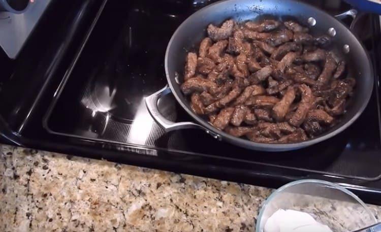 Fry the liver and on the other hand.