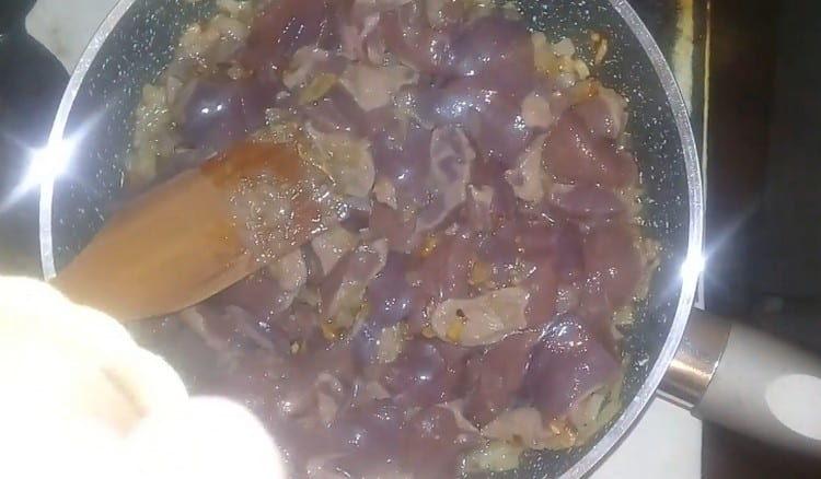 Add the chopped liver to the onion in the pan.