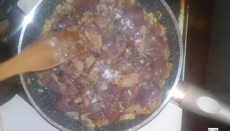 Salt and pepper slices of the liver to taste.