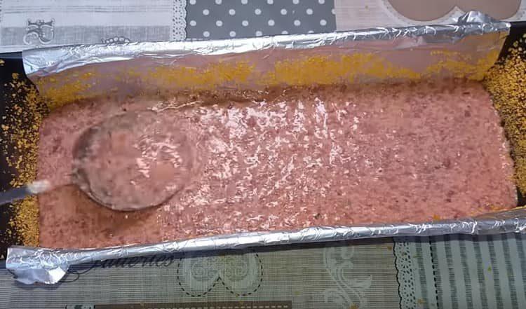 Pour half of the liver mass over the vegetables.