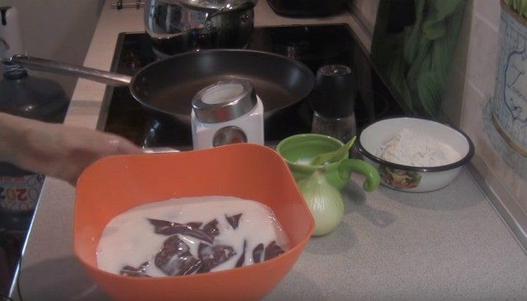 Cut the liver into pieces and fill them with milk.