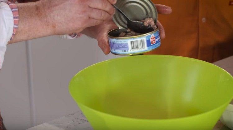 We spread the cod liver to the grapes.