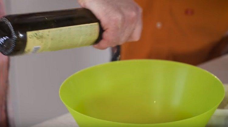 We add onion with grapes to wine vinegar.