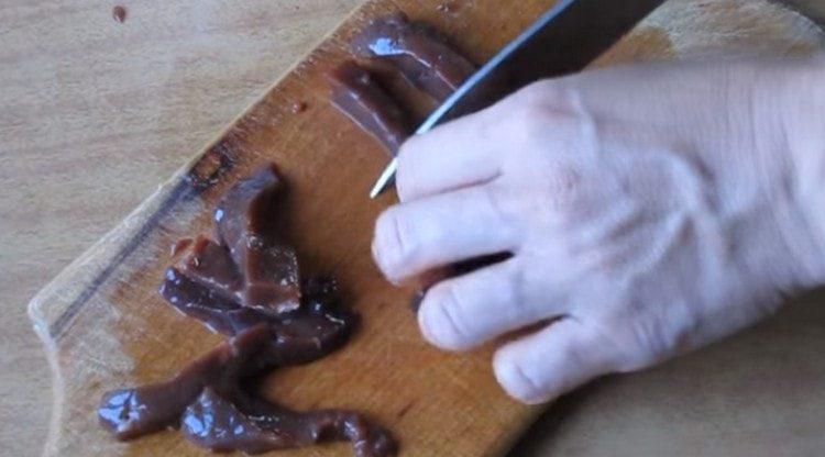 cut the liver into thin cubes.