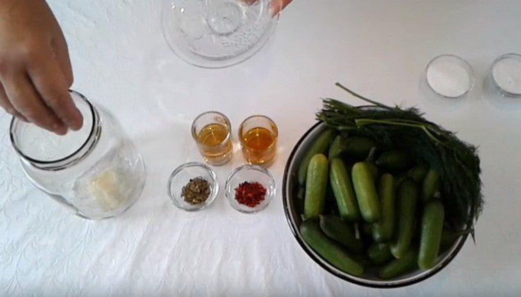 Put the chopped garlic in the bank.