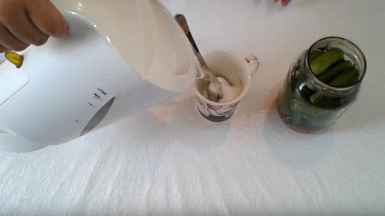 We mix salt, sugar and pour them with boiling water.