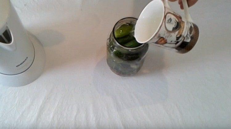 The resulting brine pour cucumbers in the bank.