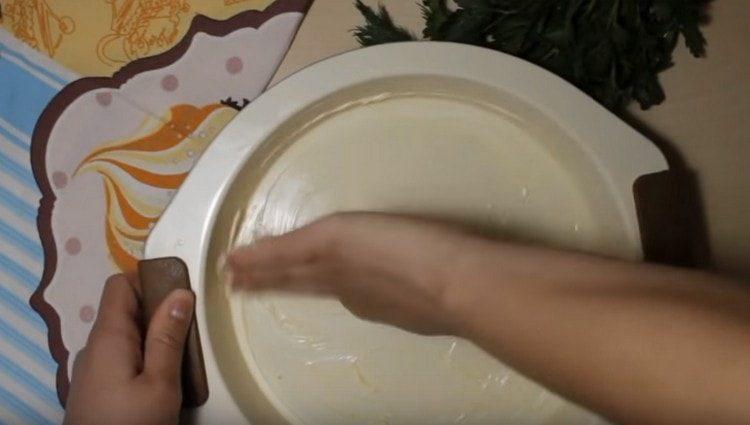 Grease a baking dish with oil.