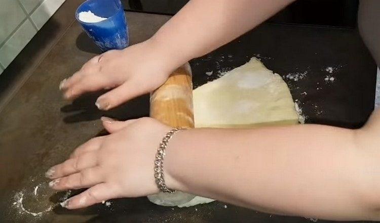 Thinly roll out the dough with a rolling pin.