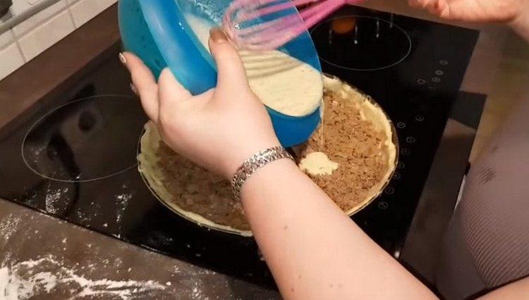 We spread the filling on the dough, fill it with sour cream and egg mixture.