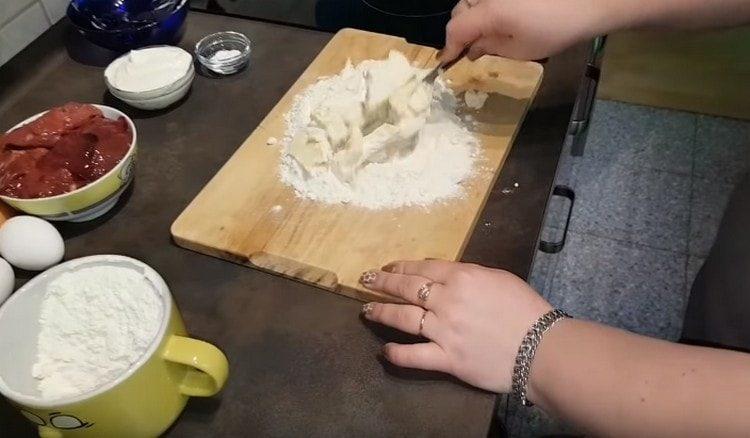 pour the flour, spread the butter into pieces into the flour.