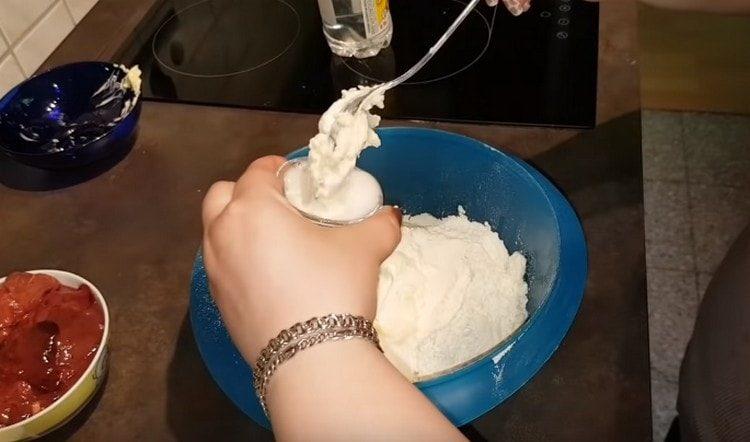 Add sour cream, vinegar slaked with vinegar.