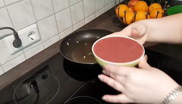 Grind the liver with a blender or meat grinder.