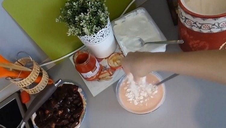 Add a little flour to the sauce and mix.