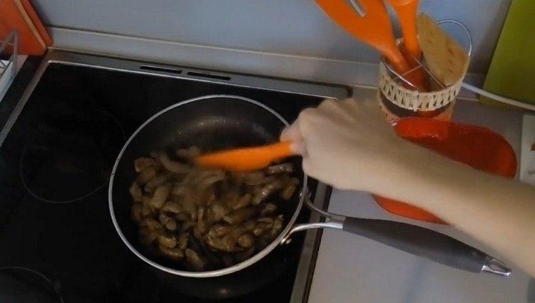 Separately from the onion, fry the liver.