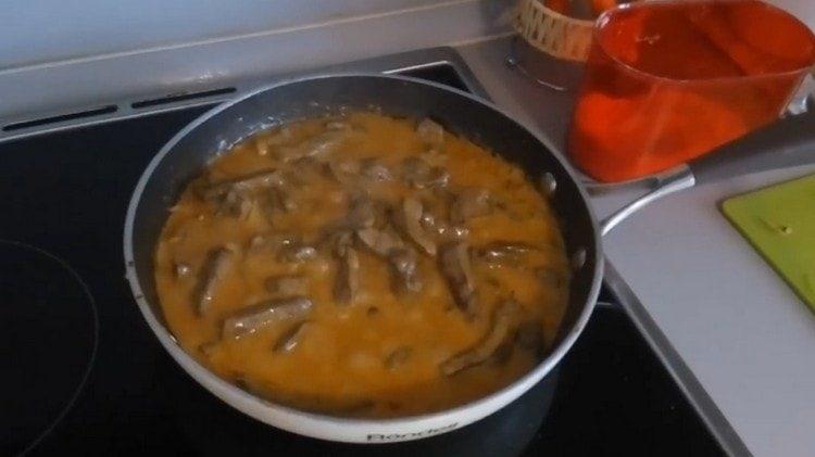 Such a beef liver sauce is suitable for any side dish.