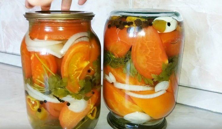 We roll tomatoes in halves with onions.